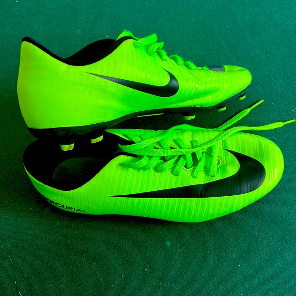 Nike Soccer Cleats. KIDS SIZE 6